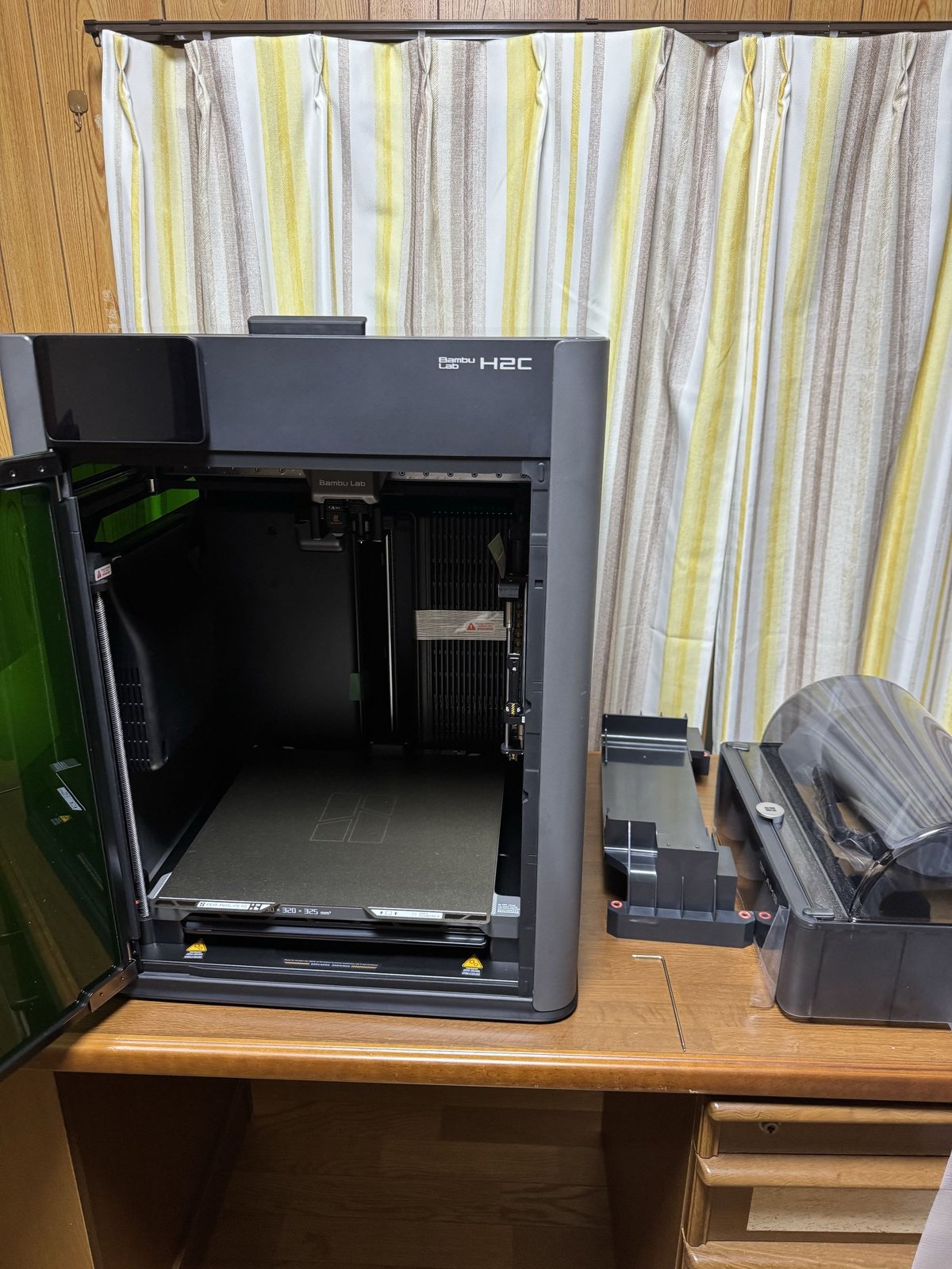 机の上に置かれた多色3Dプリンター Bambu Lab H2C