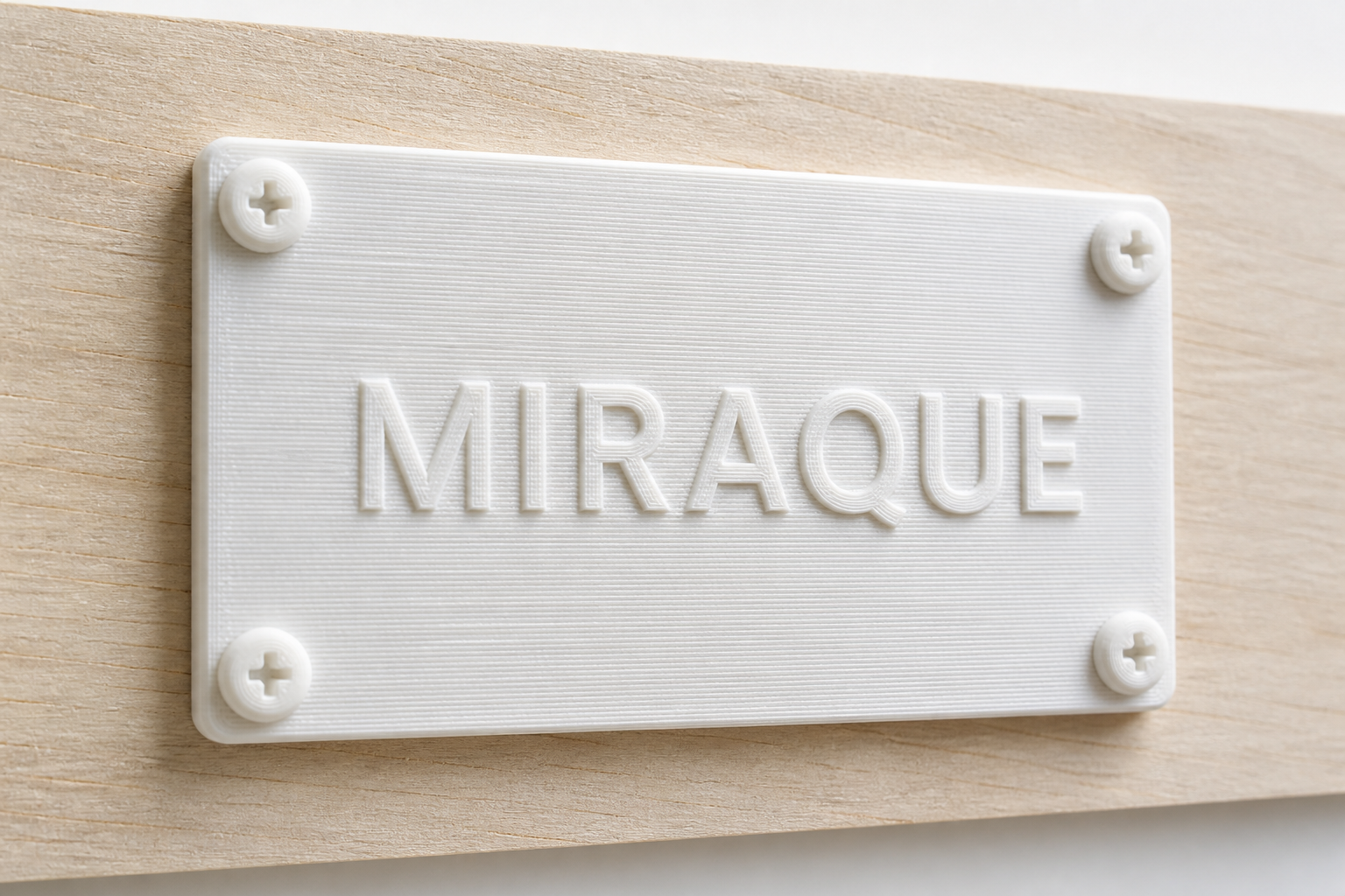 3Dプリントで作られたMIRAQUEの看板プレート